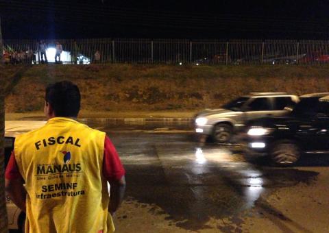 Tubulação da Manaus Ambiental estoura e congestiona avenida